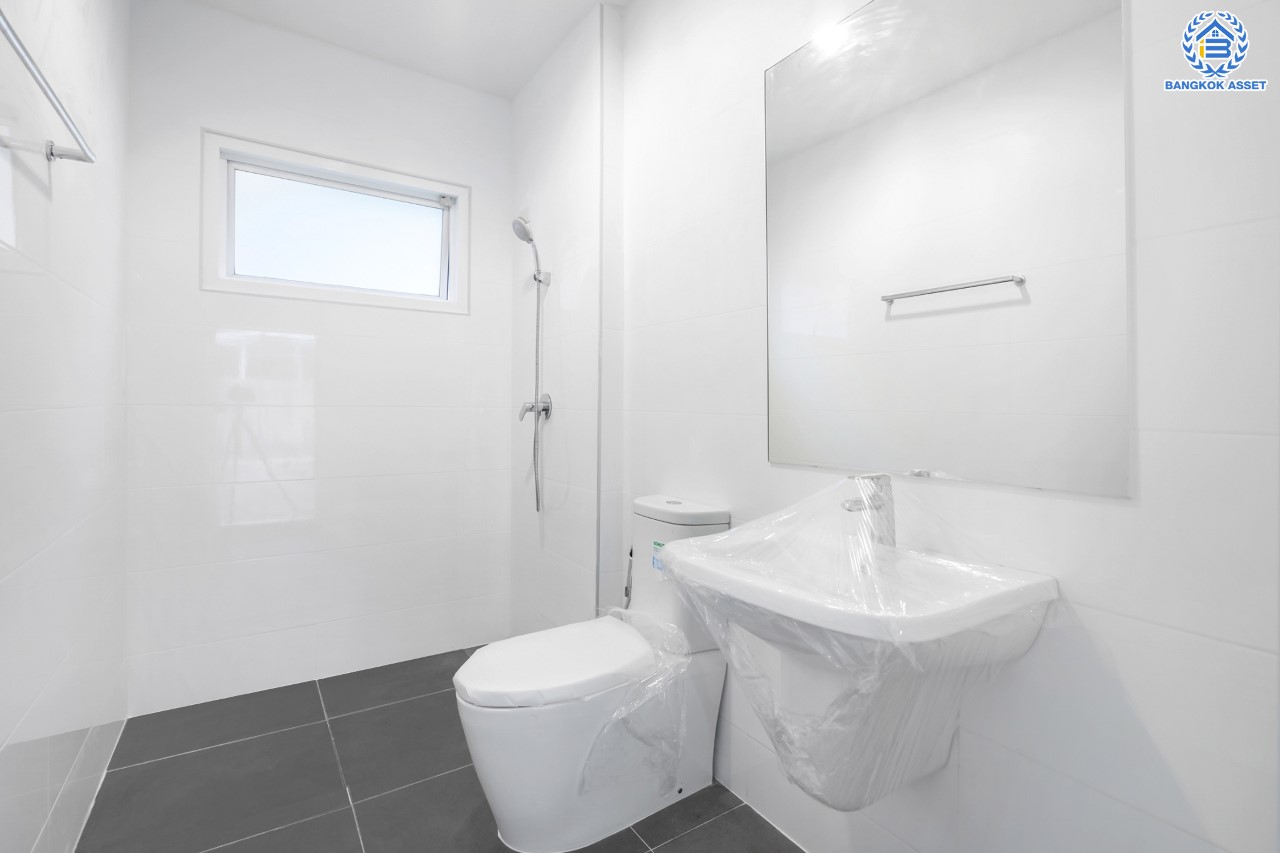 บ้านมือสองตกแต่งใหม่ ม.บางกอกบูเลอวาร์ด ราชพฤกษ์-พระราม5 ดีไซน์สุดหรู หลังมุม เนื้อที่ 61.1 ตร.ว. บนสังคมคุณภาพ SC Asset* ฟังก์ชันพร้อม 3 ห้องนอน 3 ห้องน้ำ จอดรถได้ 2 คัน บนทำเลติดถนนราชพฤกษ์ ใกล้วงเวียนพระรามห้า ,ทางด่วนศรีรัช และเพียง 10 ถึงรถไฟฟ้า "สถานีบางรักใหญ่"...